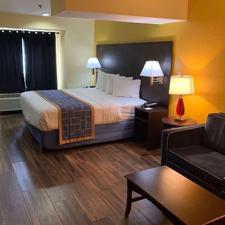 Days Inn & Suites By Wyndham Tampa/Raymond James Stadium Eksteriør billede