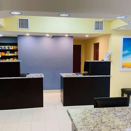 Days Inn & Suites By Wyndham Tampa/Raymond James Stadium Eksteriør billede