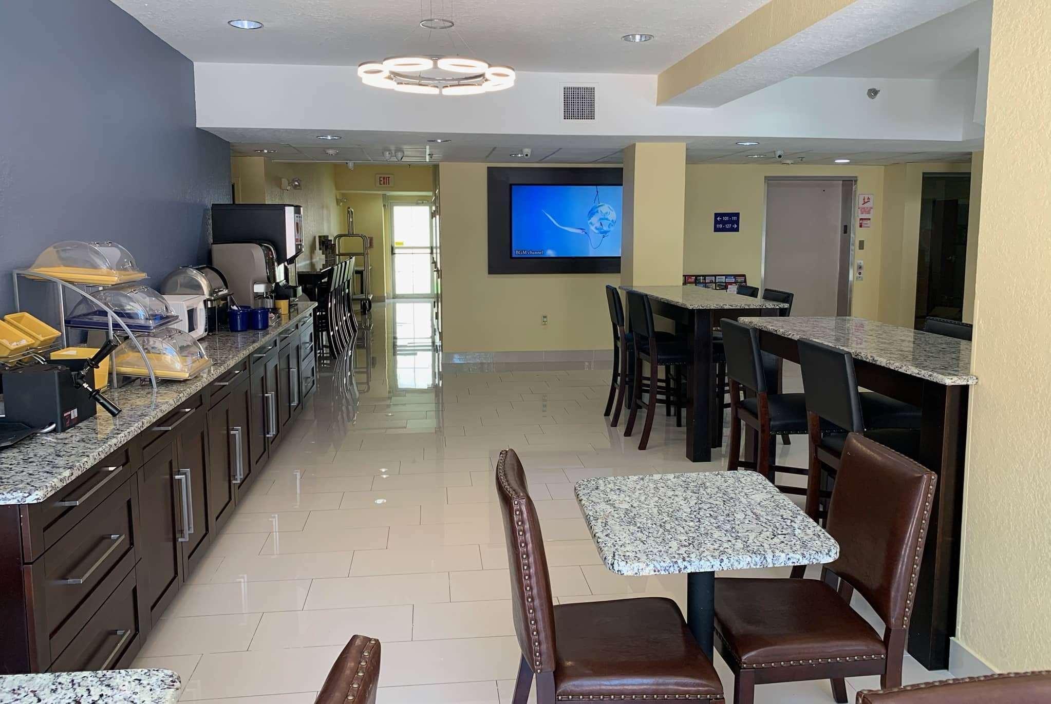 Days Inn & Suites By Wyndham Tampa/Raymond James Stadium Eksteriør billede