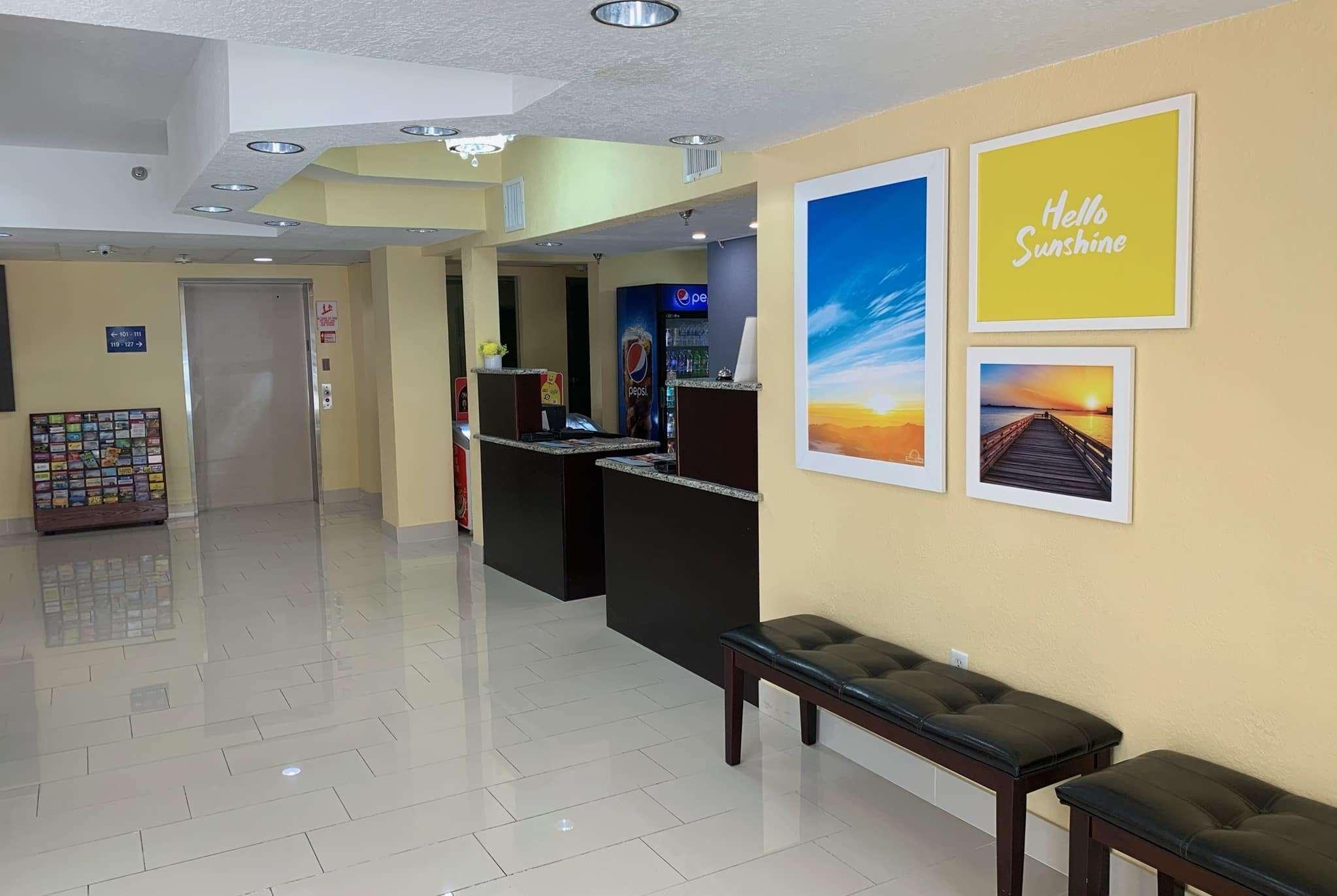 Days Inn & Suites By Wyndham Tampa/Raymond James Stadium Eksteriør billede