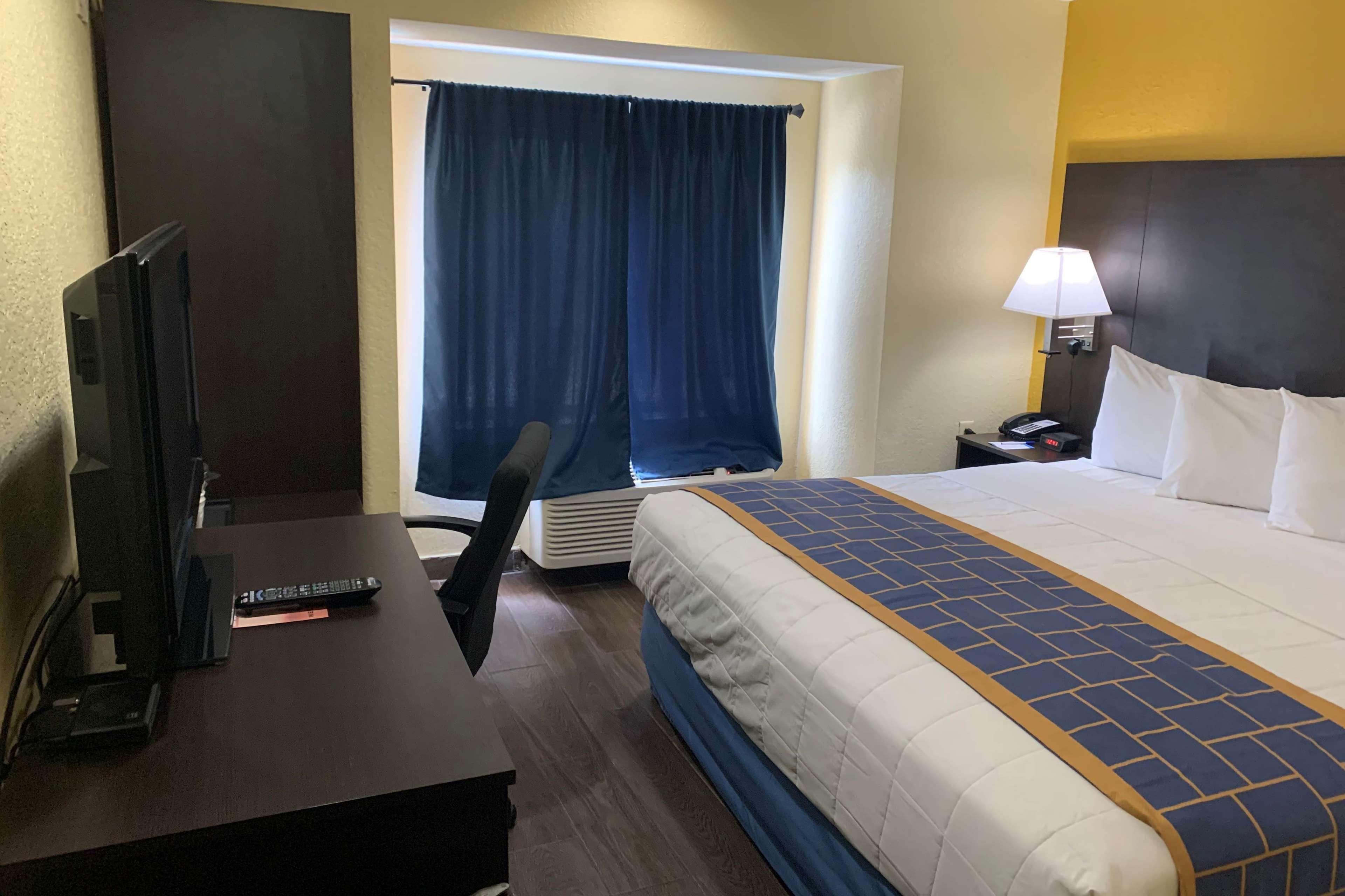 Days Inn & Suites By Wyndham Tampa/Raymond James Stadium Eksteriør billede