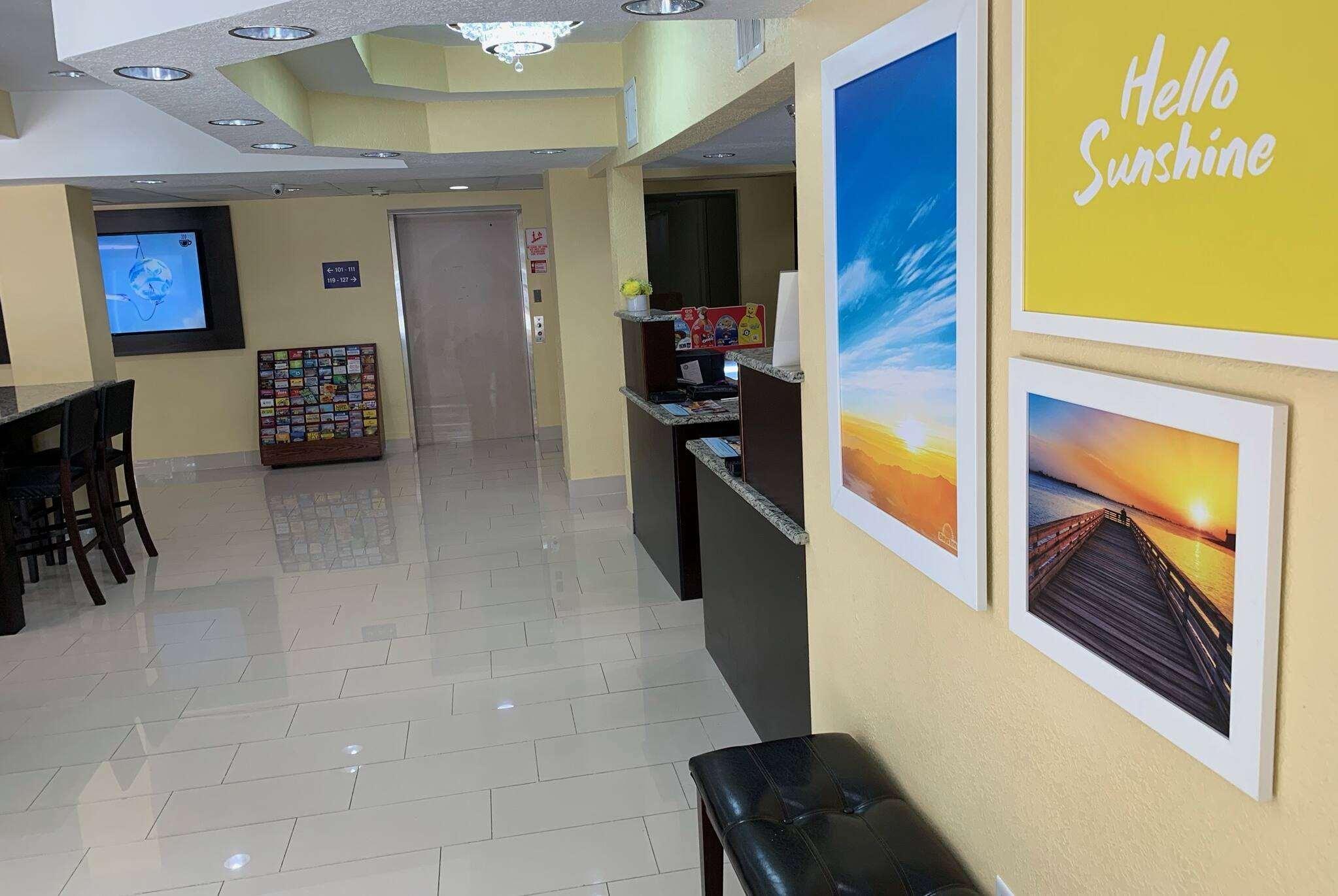 Days Inn & Suites By Wyndham Tampa/Raymond James Stadium Eksteriør billede