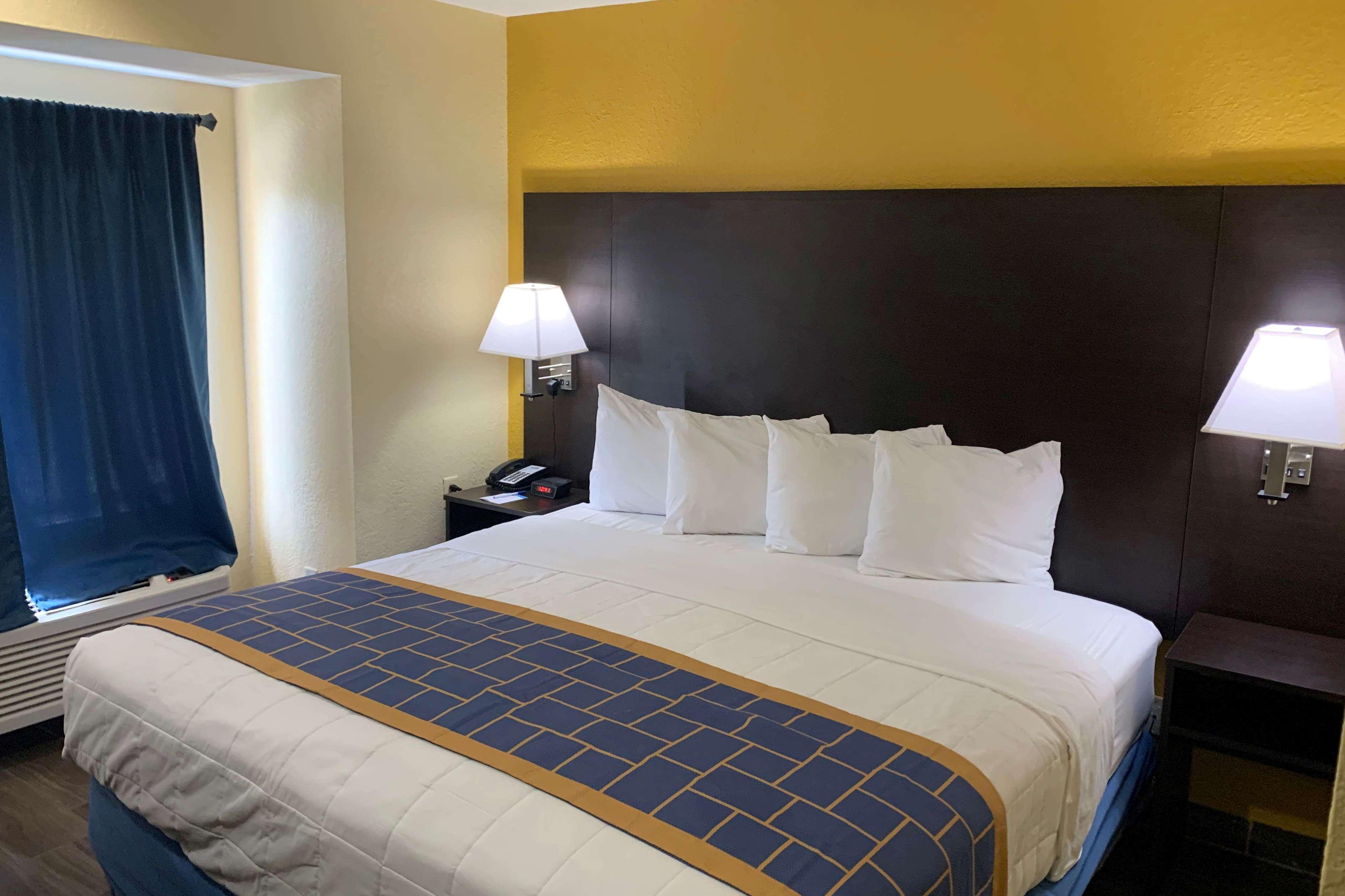 Days Inn & Suites By Wyndham Tampa/Raymond James Stadium Eksteriør billede