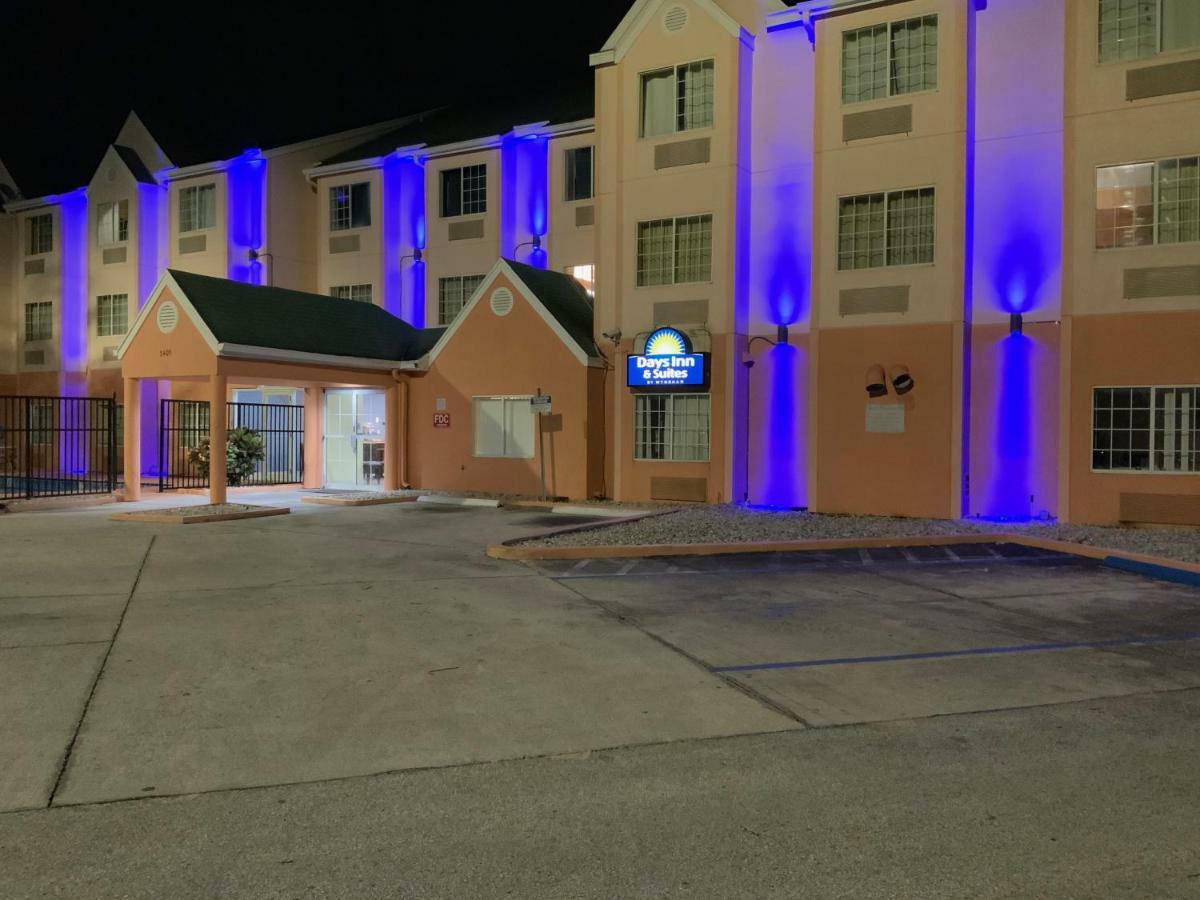 Days Inn & Suites By Wyndham Tampa/Raymond James Stadium Eksteriør billede