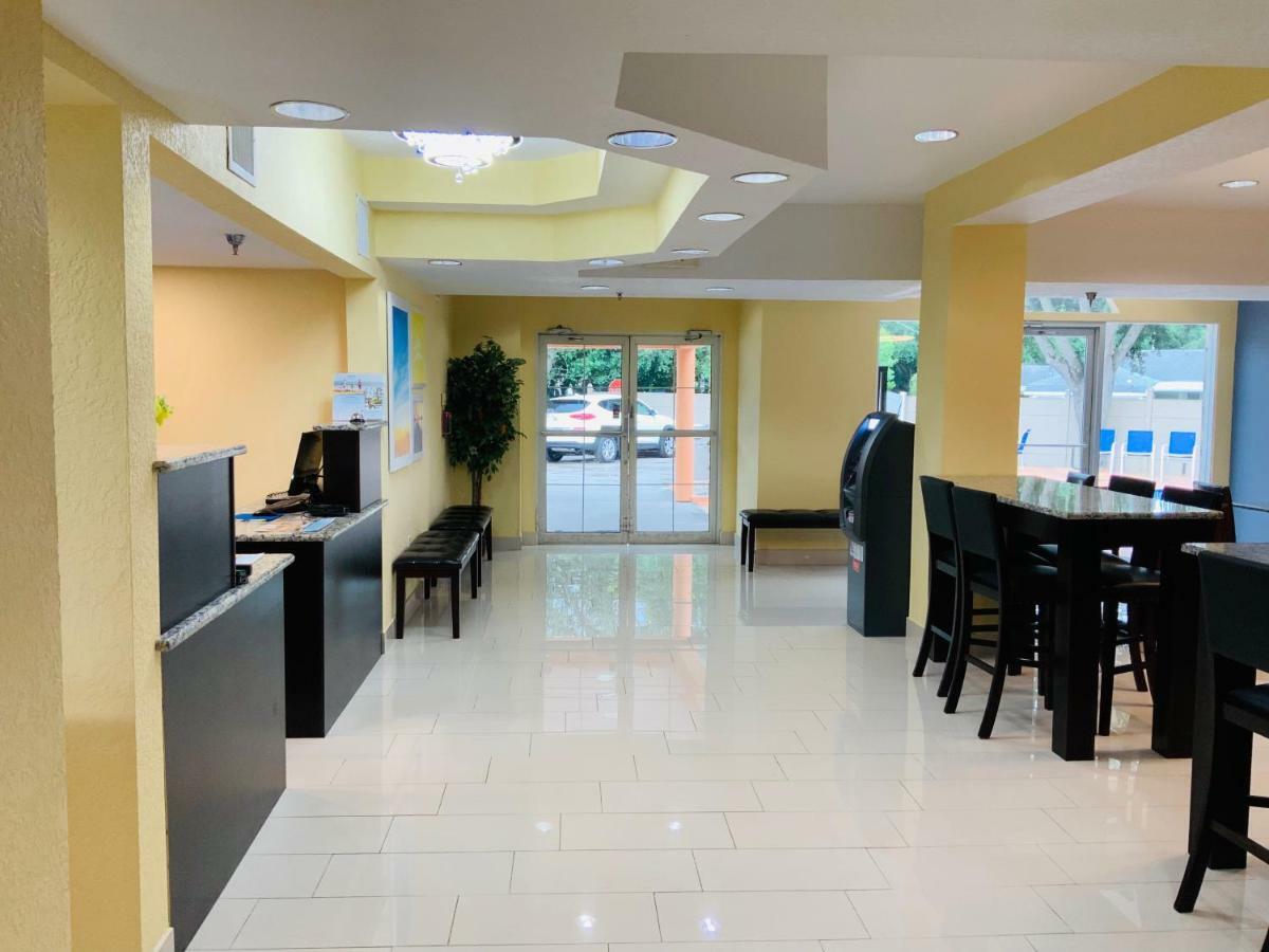 Days Inn & Suites By Wyndham Tampa/Raymond James Stadium Eksteriør billede