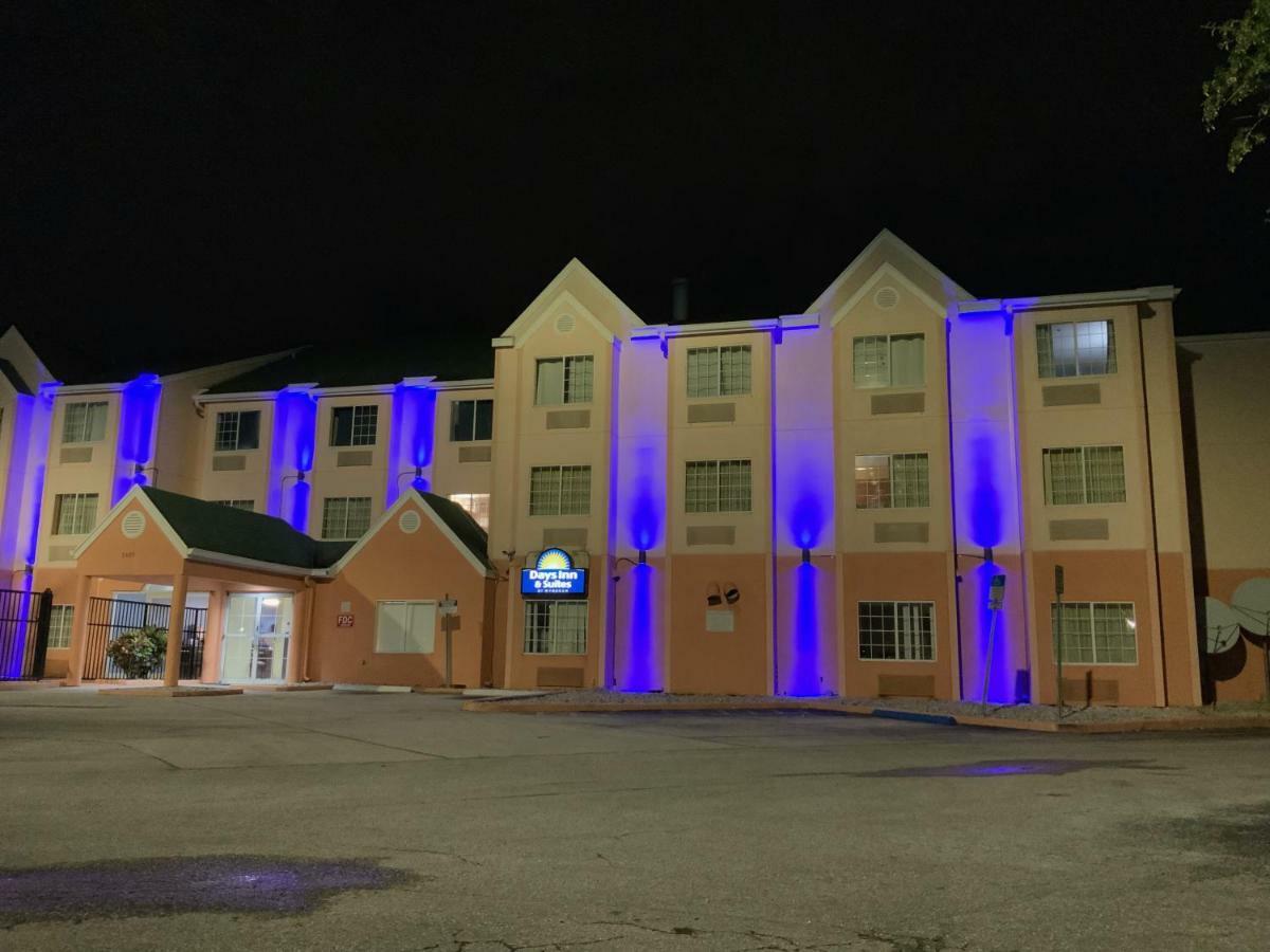 Days Inn & Suites By Wyndham Tampa/Raymond James Stadium Eksteriør billede