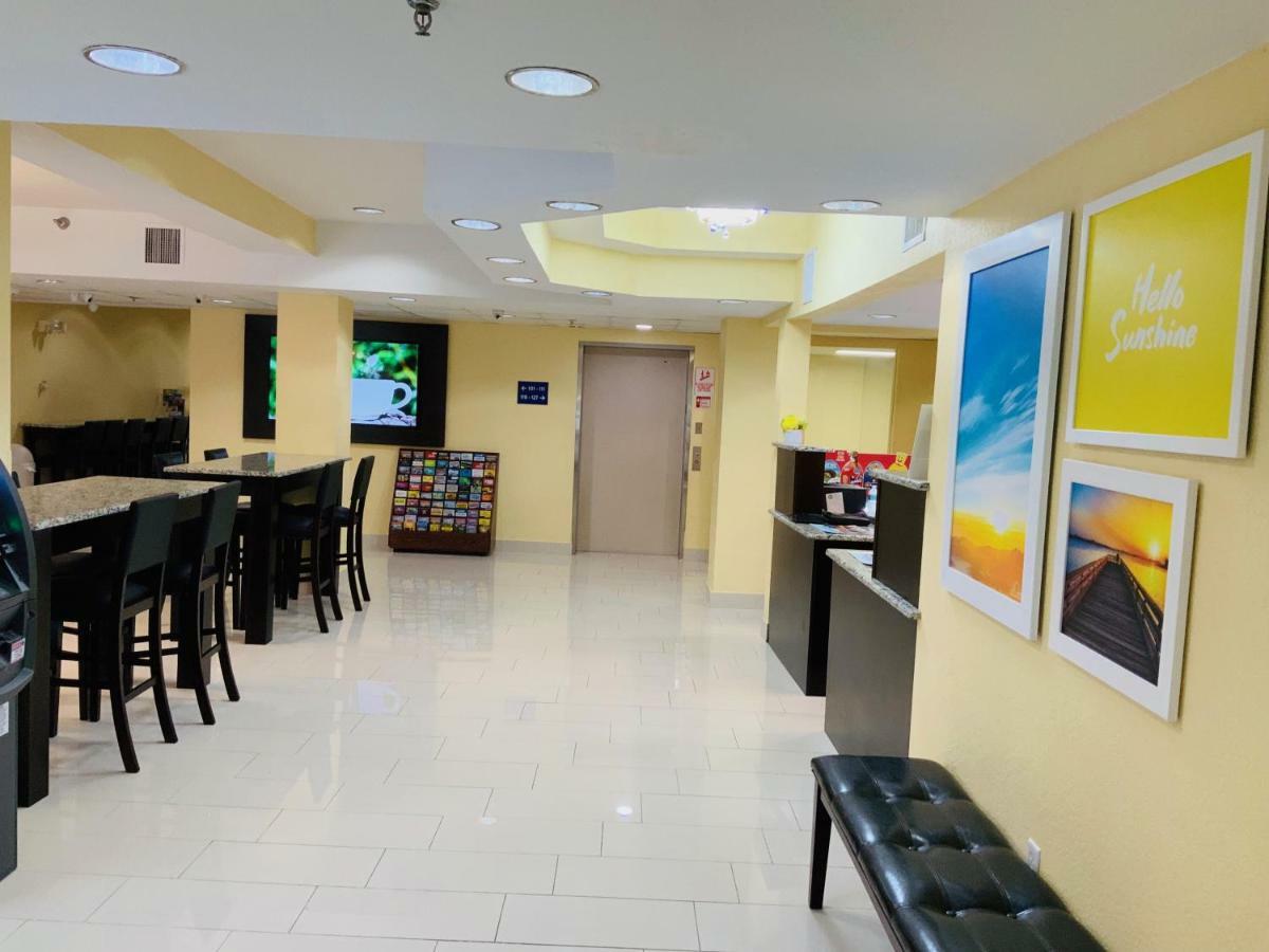 Days Inn & Suites By Wyndham Tampa/Raymond James Stadium Eksteriør billede