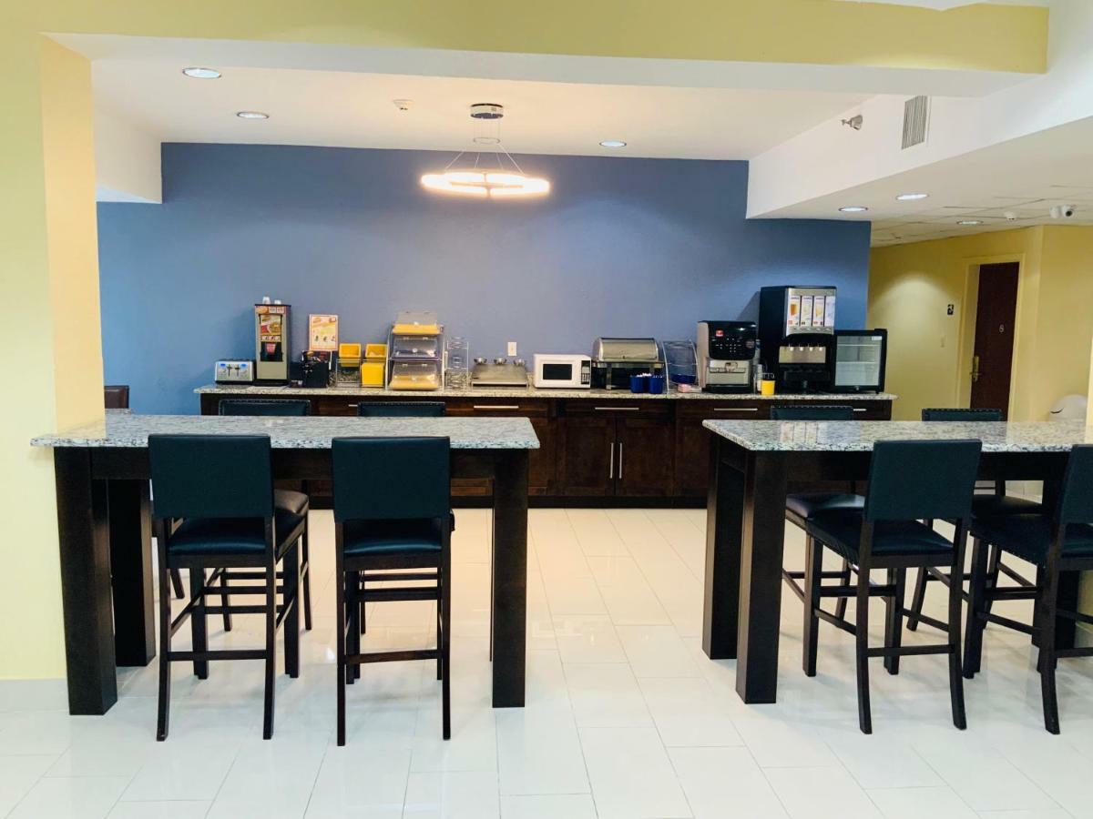 Days Inn & Suites By Wyndham Tampa/Raymond James Stadium Eksteriør billede
