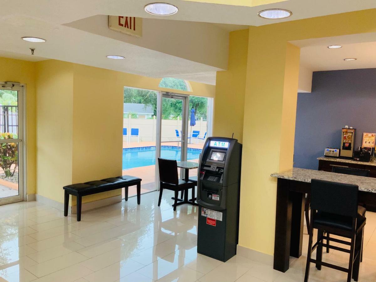 Days Inn & Suites By Wyndham Tampa/Raymond James Stadium Eksteriør billede