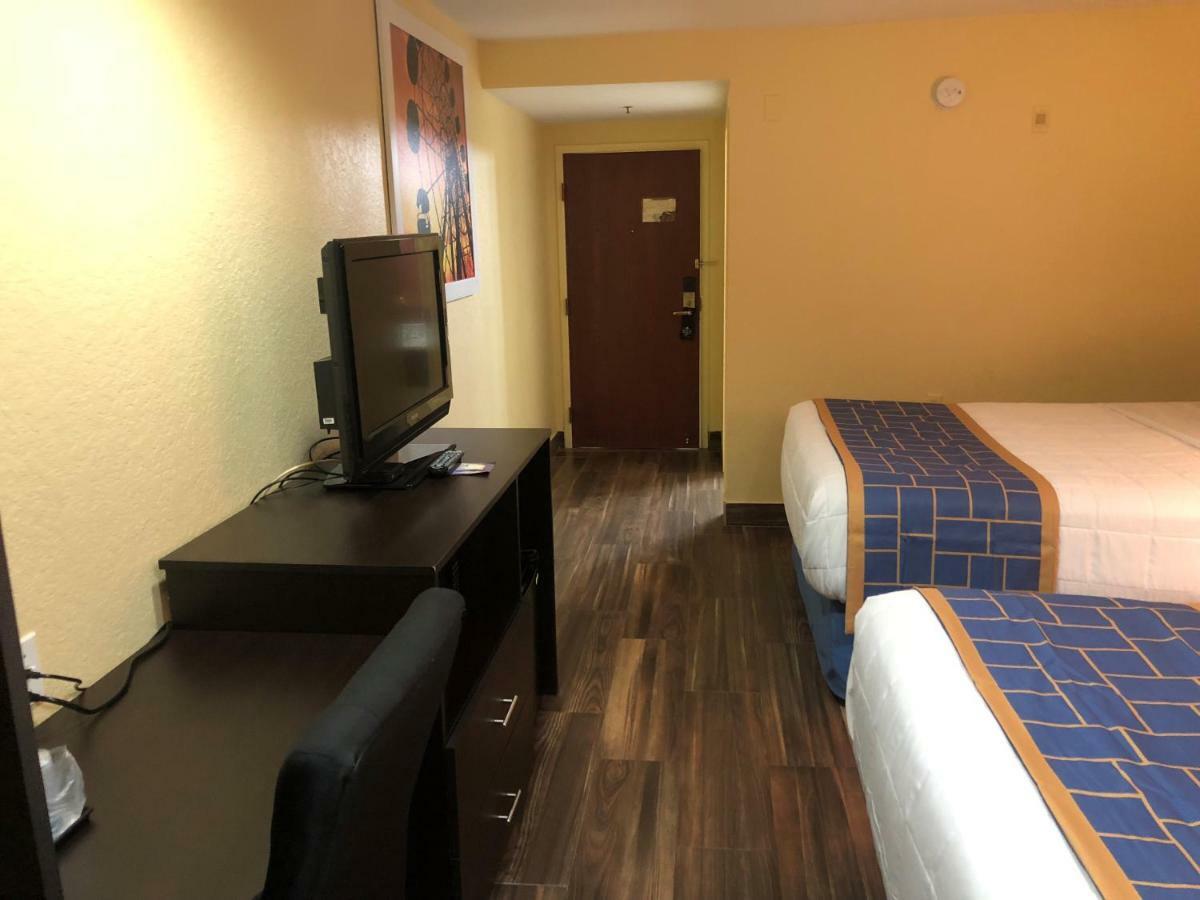 Days Inn & Suites By Wyndham Tampa/Raymond James Stadium Eksteriør billede