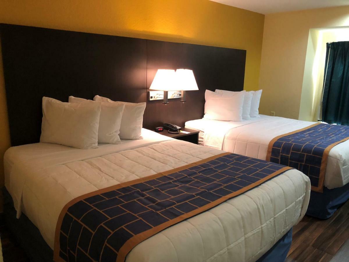 Days Inn & Suites By Wyndham Tampa/Raymond James Stadium Eksteriør billede