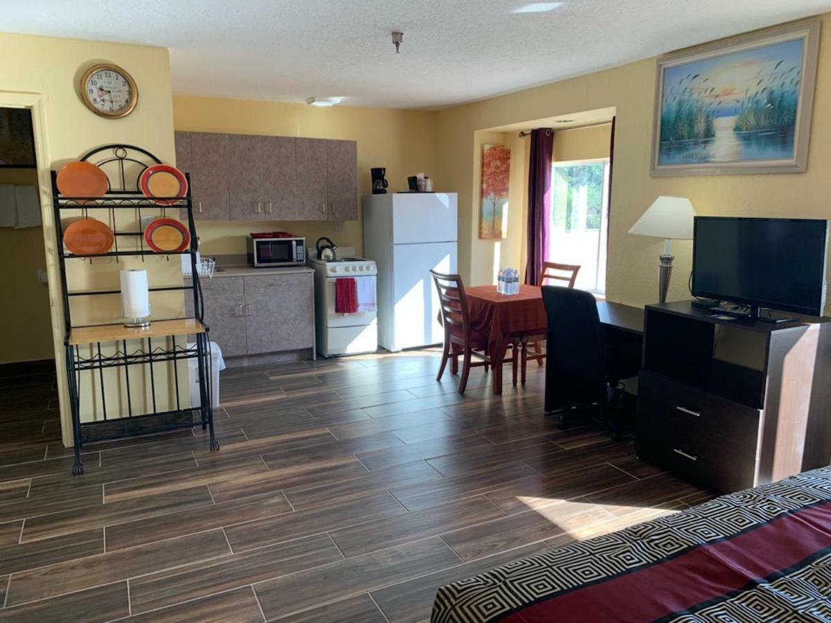 Days Inn & Suites By Wyndham Tampa/Raymond James Stadium Eksteriør billede