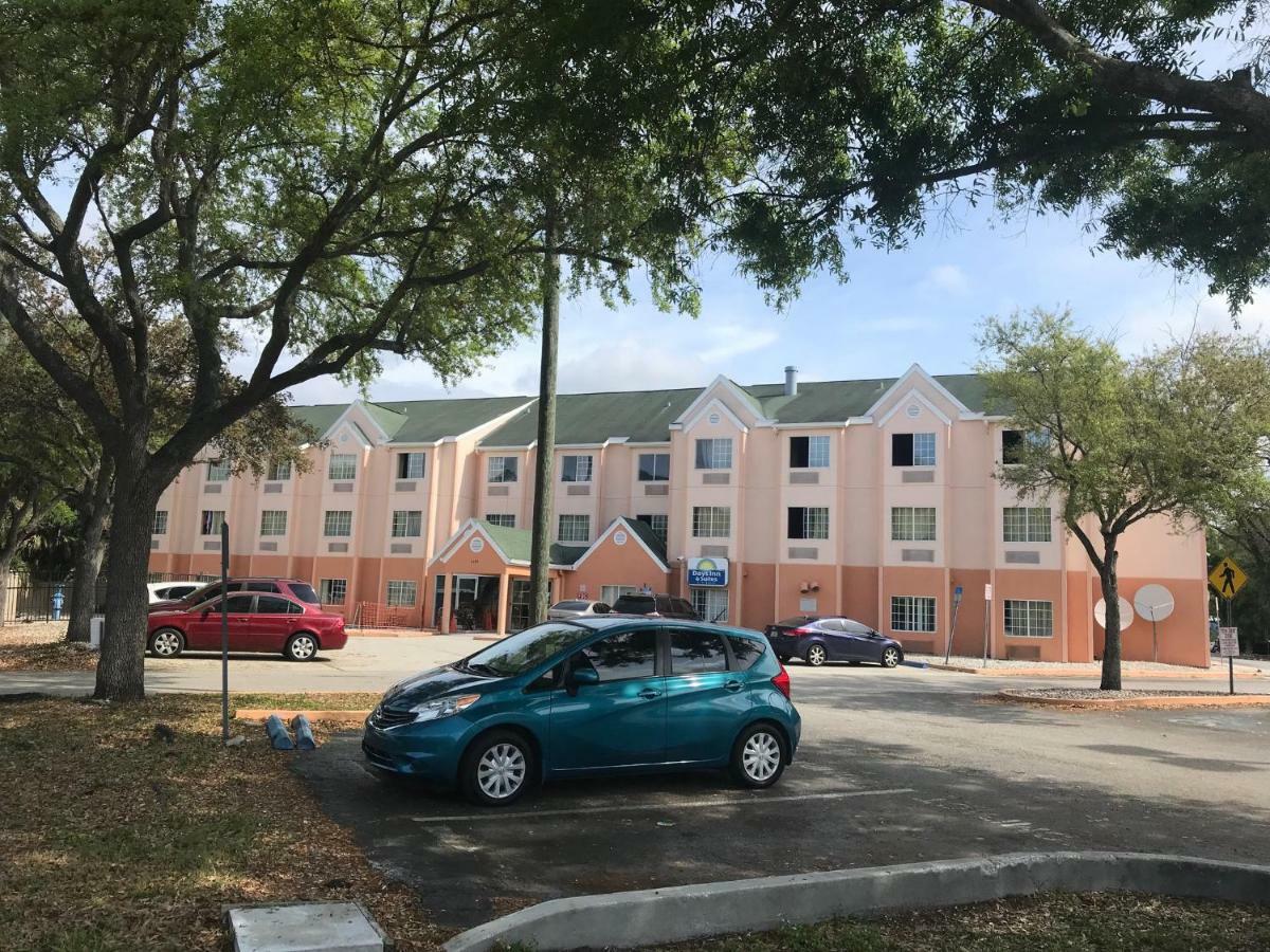 Days Inn & Suites By Wyndham Tampa/Raymond James Stadium Eksteriør billede