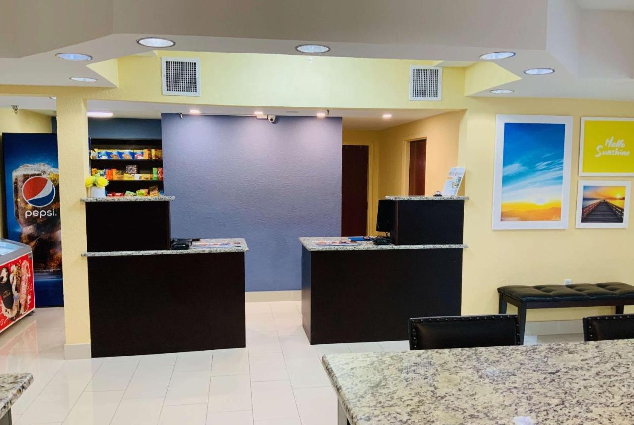 Days Inn & Suites By Wyndham Tampa/Raymond James Stadium Eksteriør billede